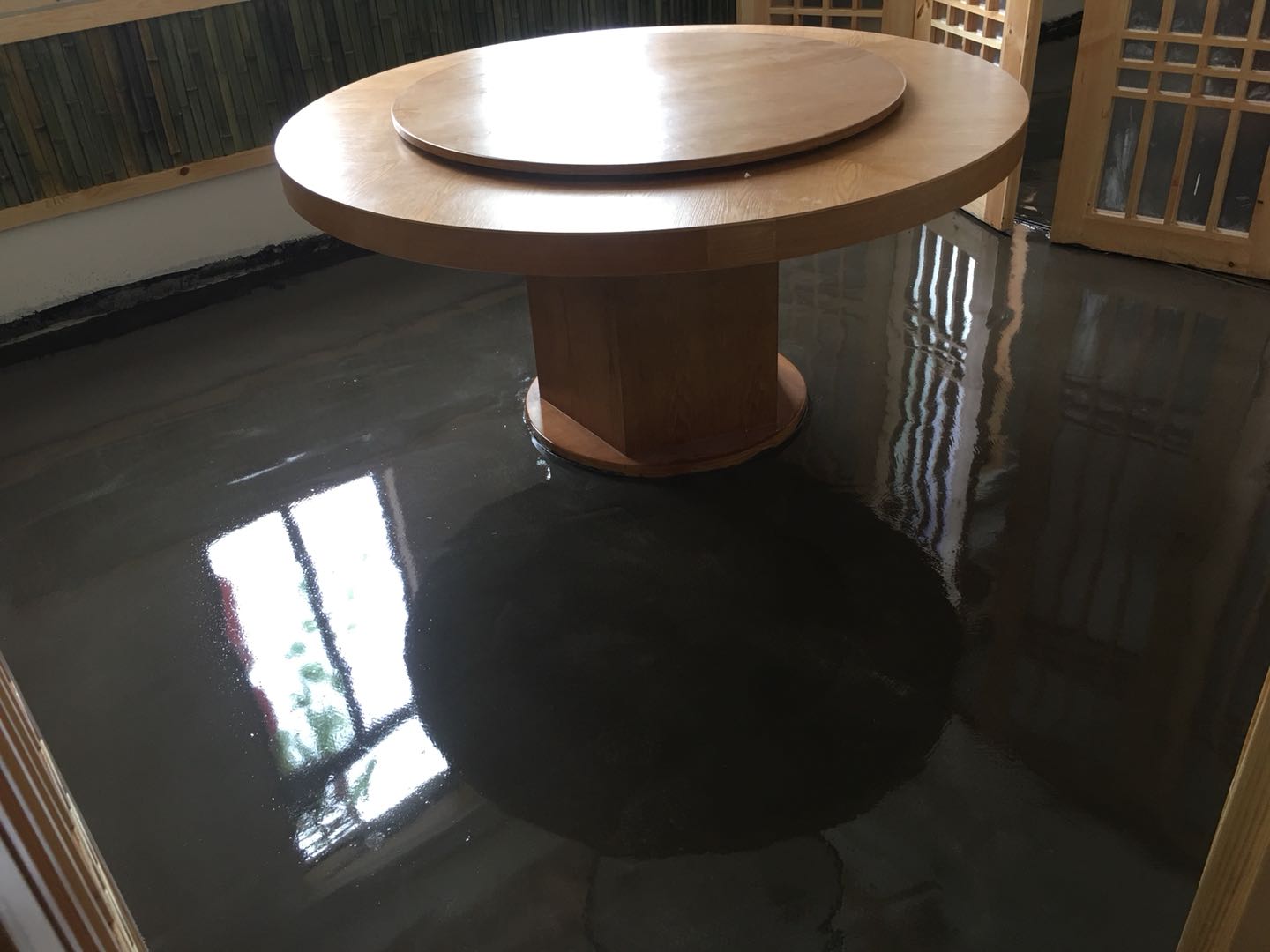 吉首市乾州餐廳環(huán)氧復(fù)古地坪施工完成，祝老板生意興隆，財(cái)源廣進(jìn)